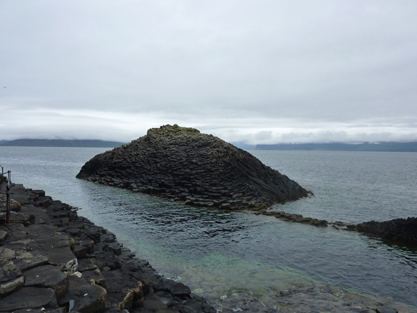 photo - weird volcanic outlet on Staffa